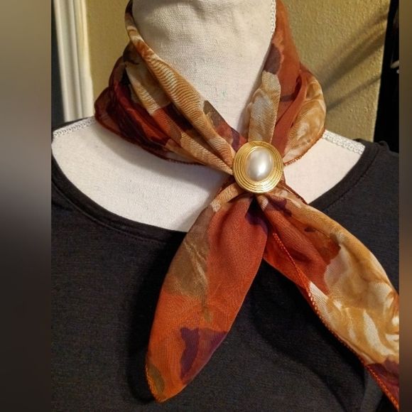 Stunning Pearl Scarf Clip - Picture 5 of 5